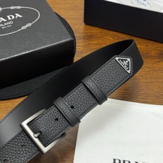 PRADA 3.5cm 黑Saffiano牛皮革腰带设计简约精致,饰有标志性的涂珐琅三角形金 PRADA 3.5cm 黑Saffiano牛皮革腰带设计简约精致,饰有标志性的涂珐琅三角形金