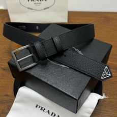PRADA 3.5cm 黑Saffiano牛皮革腰带设计简约精致,饰有标志性的涂珐琅三角形金 PRADA 3.5cm 黑Saffiano牛皮革腰带设计简约精致,饰有标志性的涂珐琅三角形金