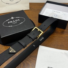 PRADA 3.5cm 黑Saffiano牛皮革腰带设计简约精致,饰有标志性的涂珐琅三角形金 PRADA 3.5cm 黑Saffiano牛皮革腰带设计简约精致,饰有标志性的涂珐琅三角形金