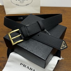 PRADA 3.5cm 黑Saffiano牛皮革腰带设计简约精致,饰有标志性的涂珐琅三角形金 PRADA 3.5cm 黑Saffiano牛皮革腰带设计简约精致,饰有标志性的涂珐琅三角形金