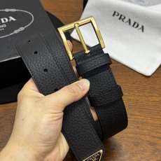 PRADA 3.5cm 黑Saffiano牛皮革腰带设计简约精致,饰有标志性的涂珐琅三角形金 PRADA 3.5cm 黑Saffiano牛皮革腰带设计简约精致,饰有标志性的涂珐琅三角形金