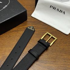 PRADA 3.5cm 黑Saffiano牛皮革腰带设计简约精致,饰有标志性的涂珐琅三角形金 PRADA 3.5cm 黑Saffiano牛皮革腰带设计简约精致,饰有标志性的涂珐琅三角形金