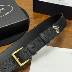 PRADA 3.5cm 黑Saffiano牛皮革腰带设计简约精致,饰有标志性的涂珐琅三角形金 PRADA 3.5cm 黑Saffiano牛皮革腰带设计简约精致,饰有标志性的涂珐琅三角形金