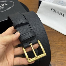 PRADA 3.5cm 黑Saffiano牛皮革腰带设计简约精致,饰有标志性的涂珐琅三角形金 PRADA 3.5cm 黑Saffiano牛皮革腰带设计简约精致,饰有标志性的涂珐琅三角形金