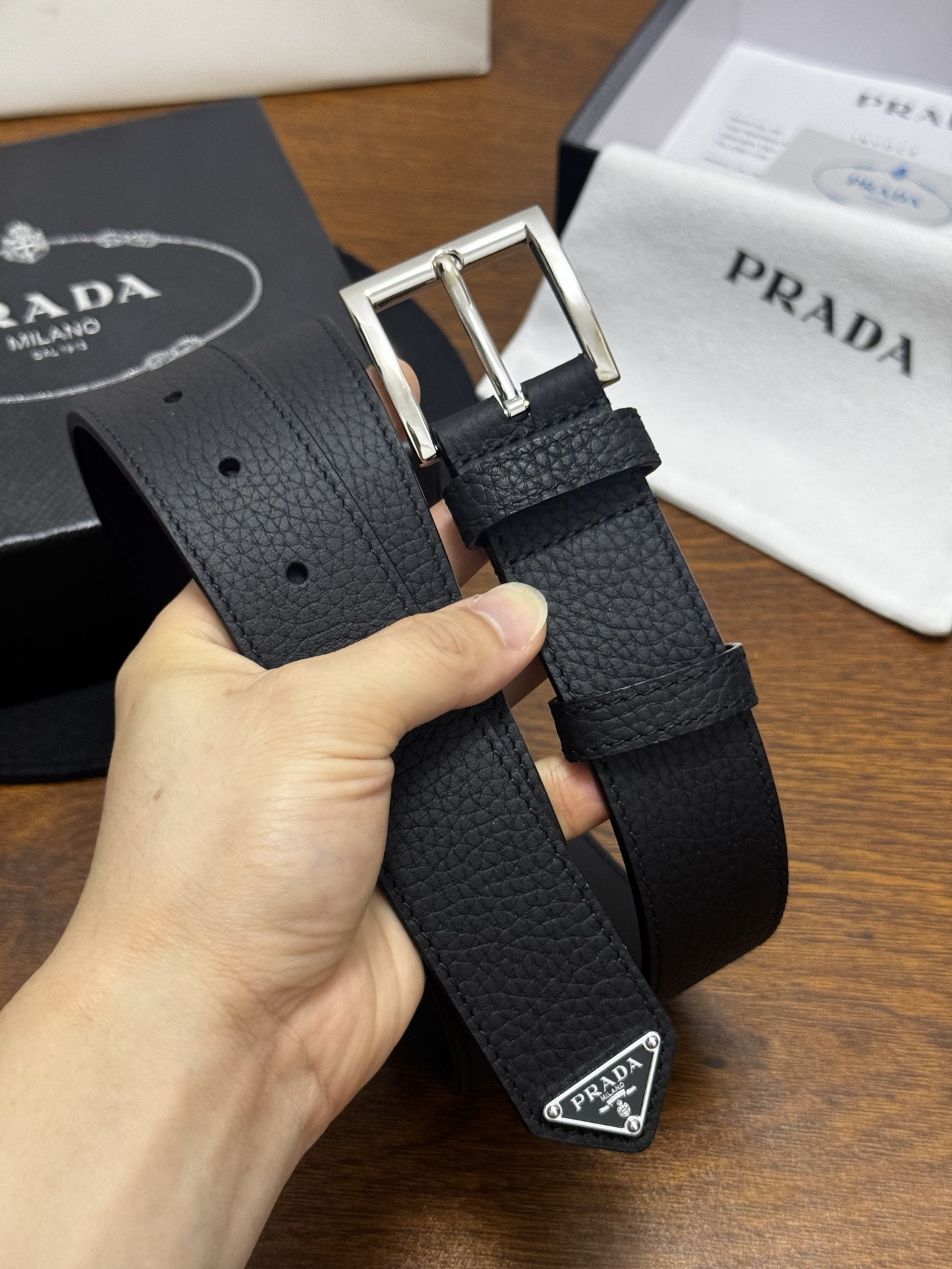 PRADA   3.5cm     黑Saffiano牛皮革腰带设计简约精致，饰有标志性的涂珐琅三角形金
