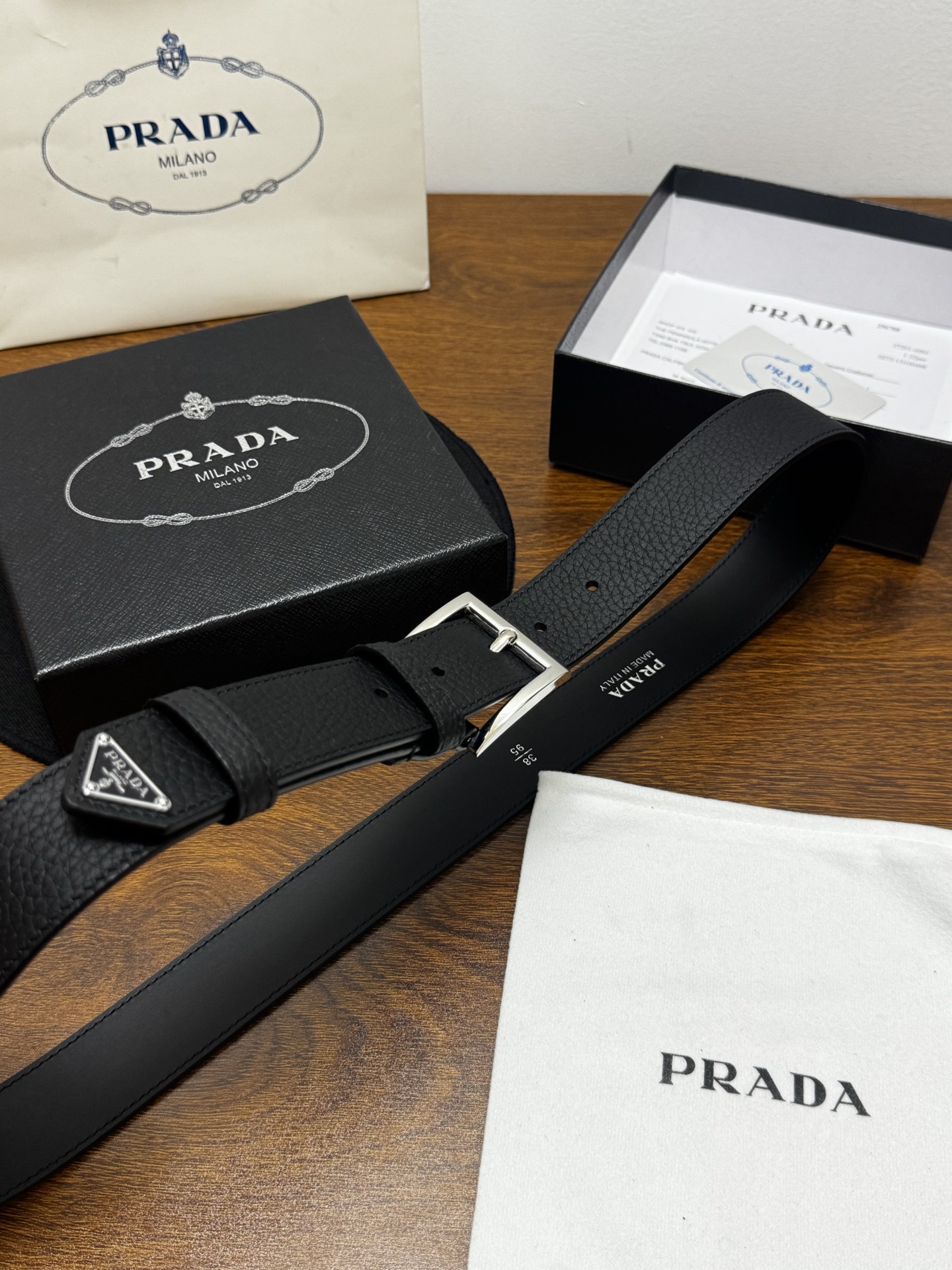PRADA   3.5cm     黑Saffiano牛皮革腰带设计简约精致，饰有标志性的涂珐琅三角形金