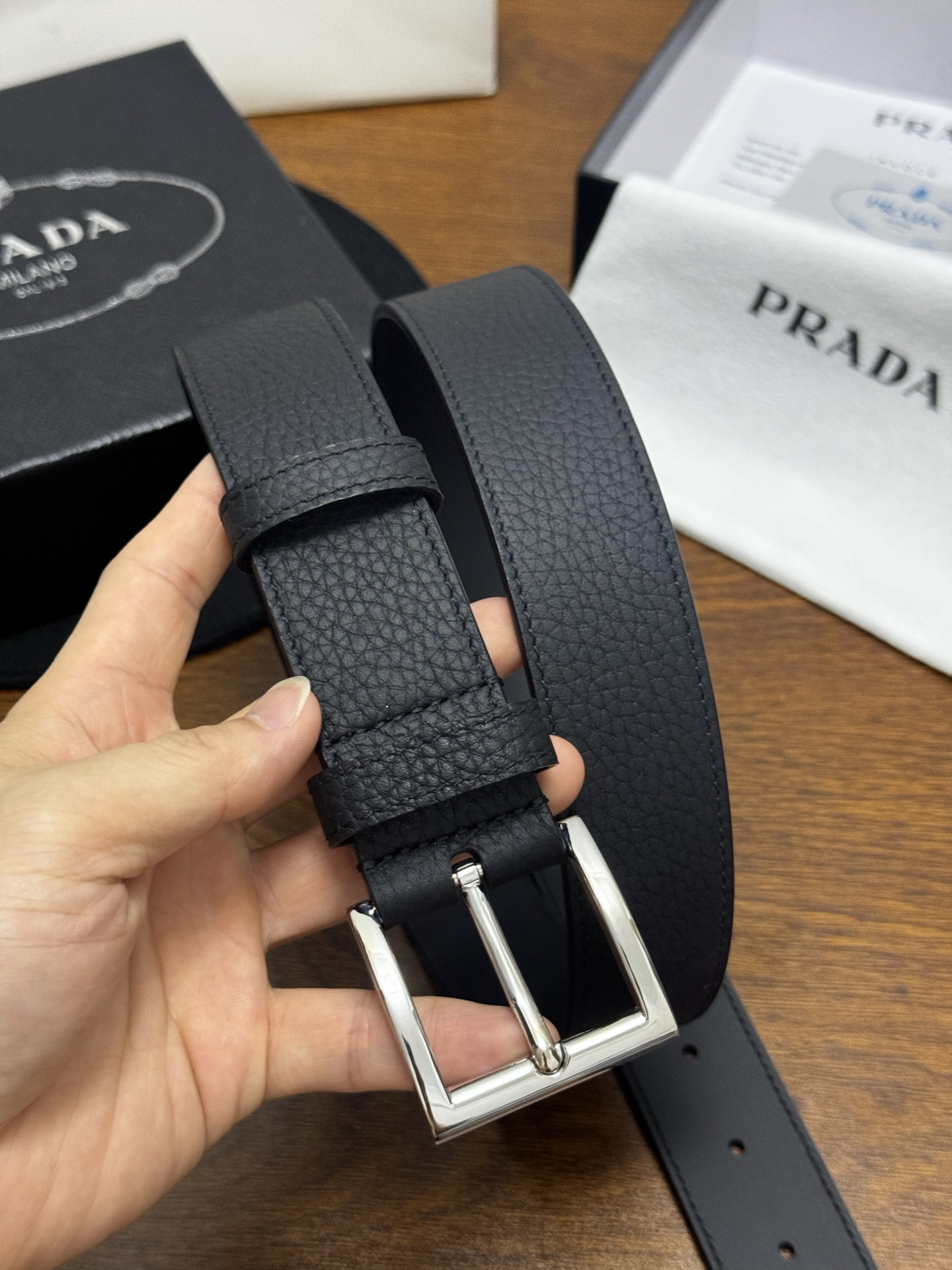 PRADA   3.5cm     黑Saffiano牛皮革腰带设计简约精致，饰有标志性的涂珐琅三角形金