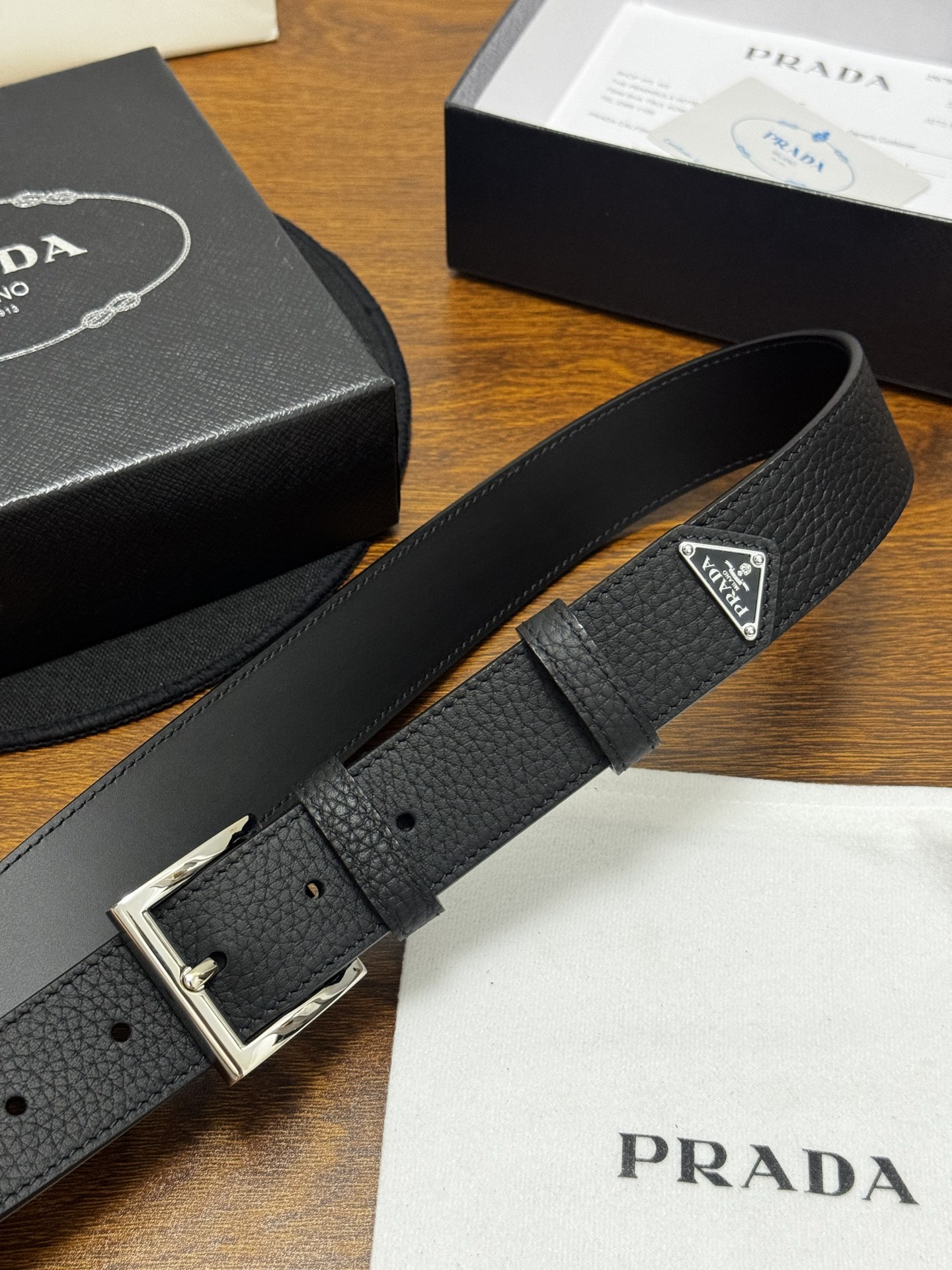 PRADA   3.5cm     黑Saffiano牛皮革腰带设计简约精致，饰有标志性的涂珐琅三角形金