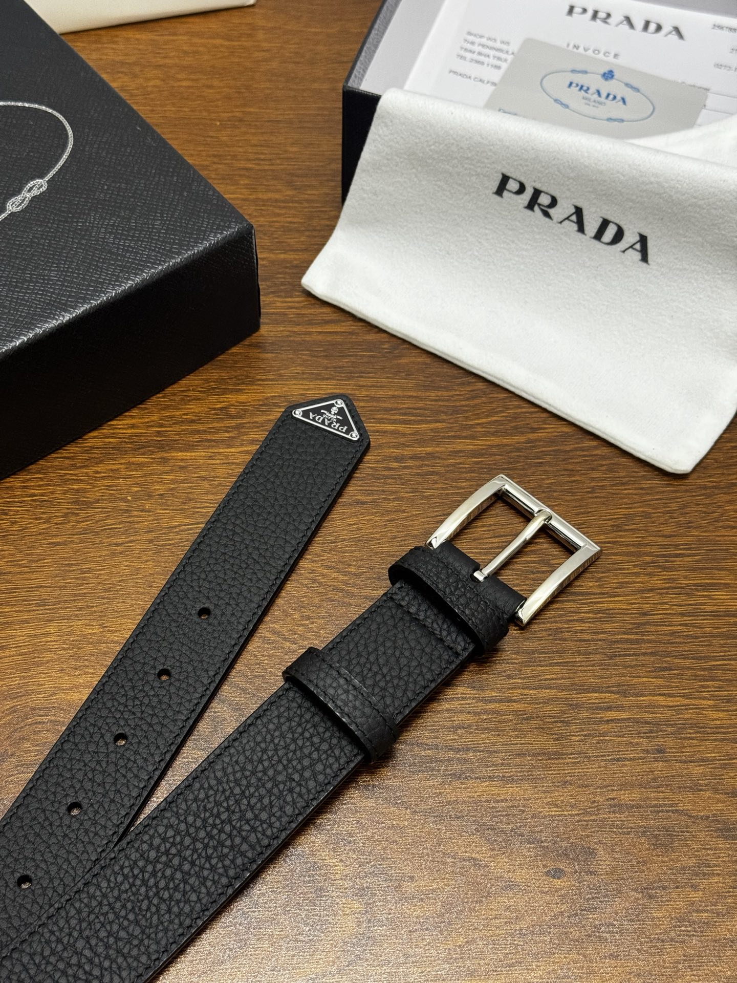 PRADA   3.5cm     黑Saffiano牛皮革腰带设计简约精致，饰有标志性的涂珐琅三角形金