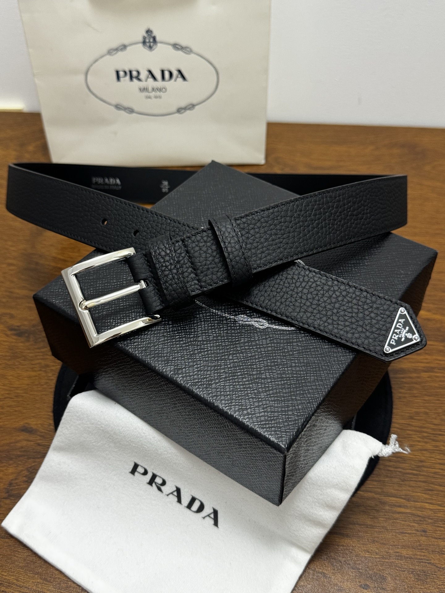 PRADA   3.5cm     黑Saffiano牛皮革腰带设计简约精致，饰有标志性的涂珐琅三角形金
