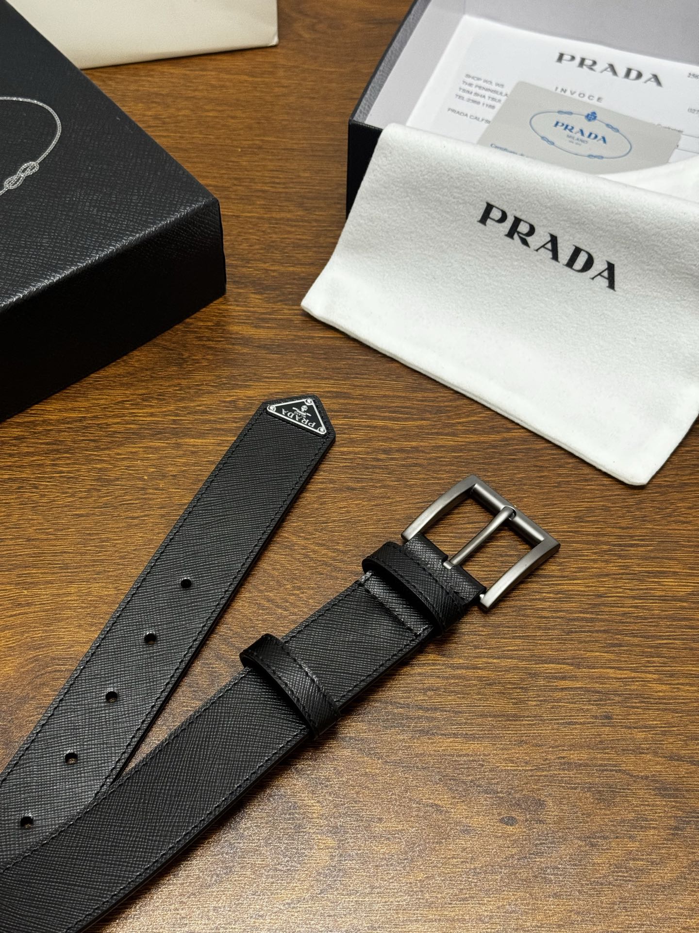 PRADA   3.5cm     黑Saffiano牛皮革腰带设计简约精致，饰有标志性的涂珐琅三角形金