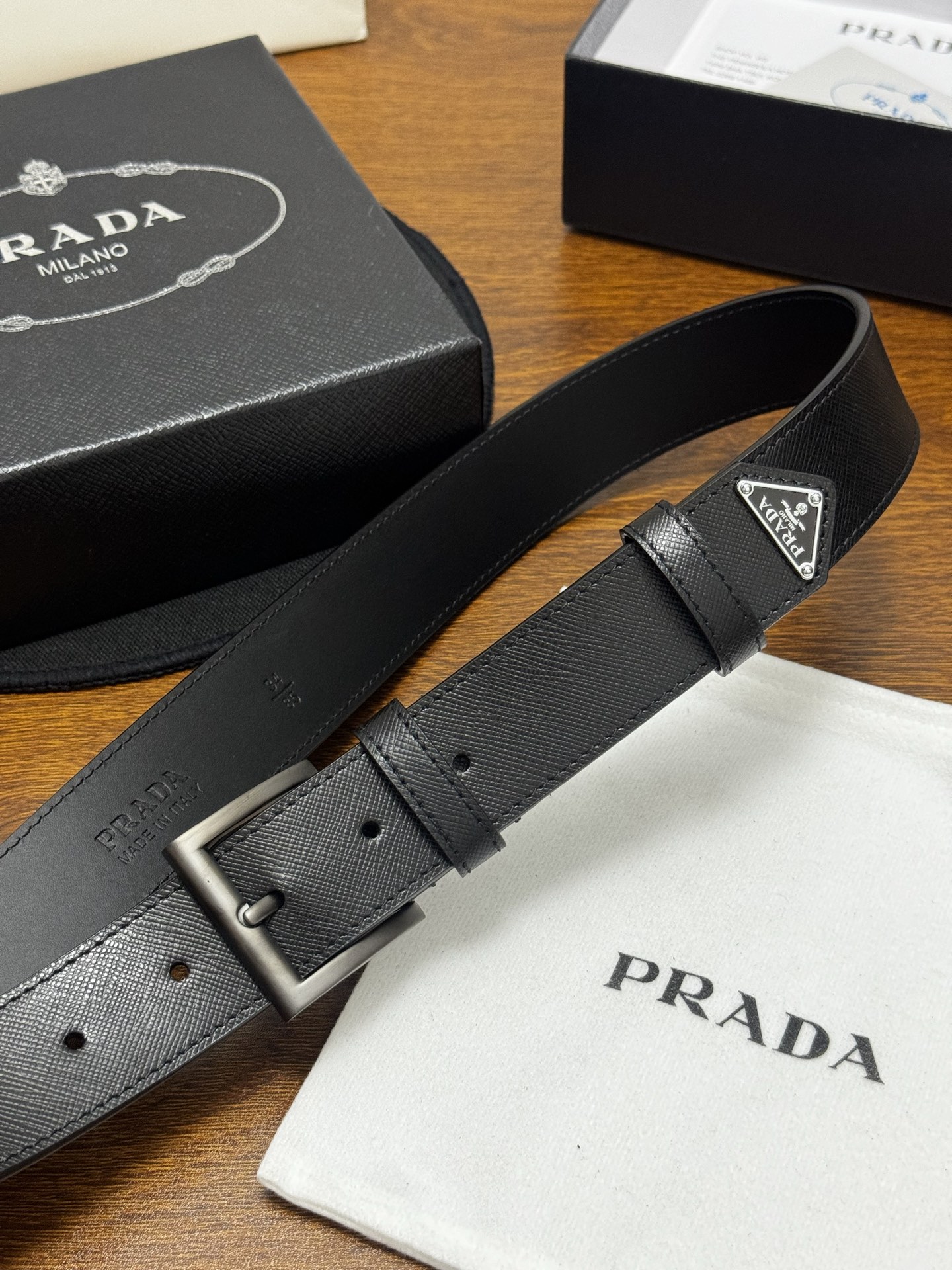 PRADA   3.5cm     黑Saffiano牛皮革腰带设计简约精致，饰有标志性的涂珐琅三角形金