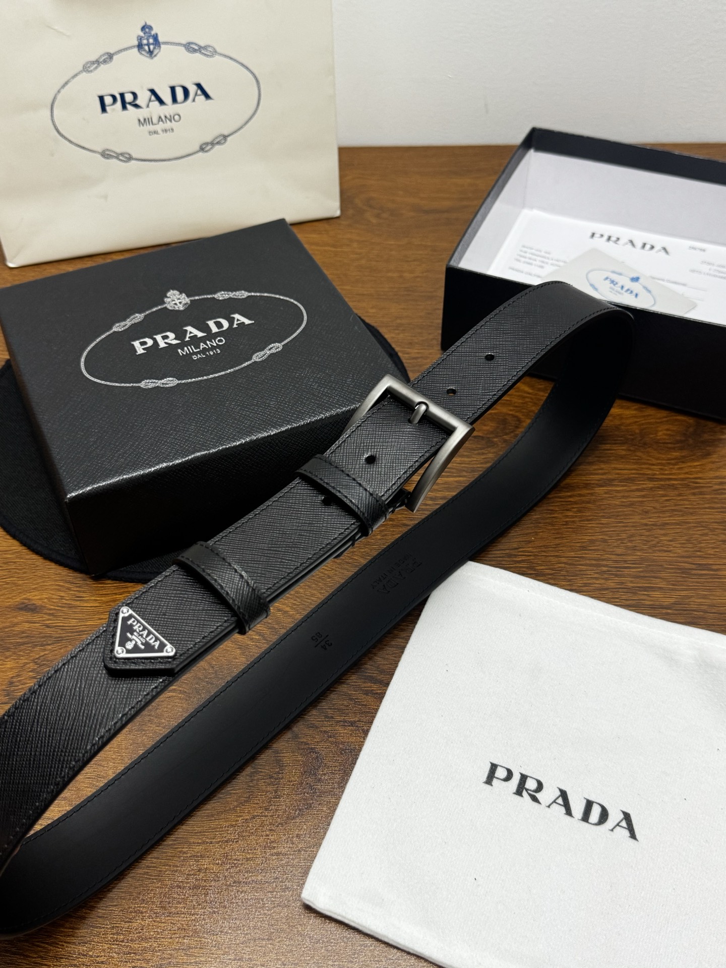 PRADA   3.5cm     黑Saffiano牛皮革腰带设计简约精致，饰有标志性的涂珐琅三角形金