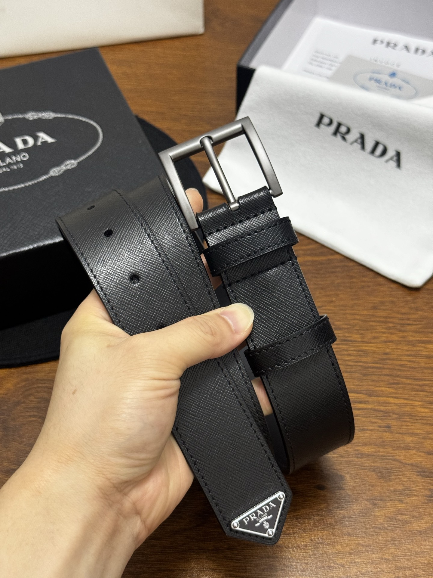 PRADA   3.5cm     黑Saffiano牛皮革腰带设计简约精致，饰有标志性的涂珐琅三角形金