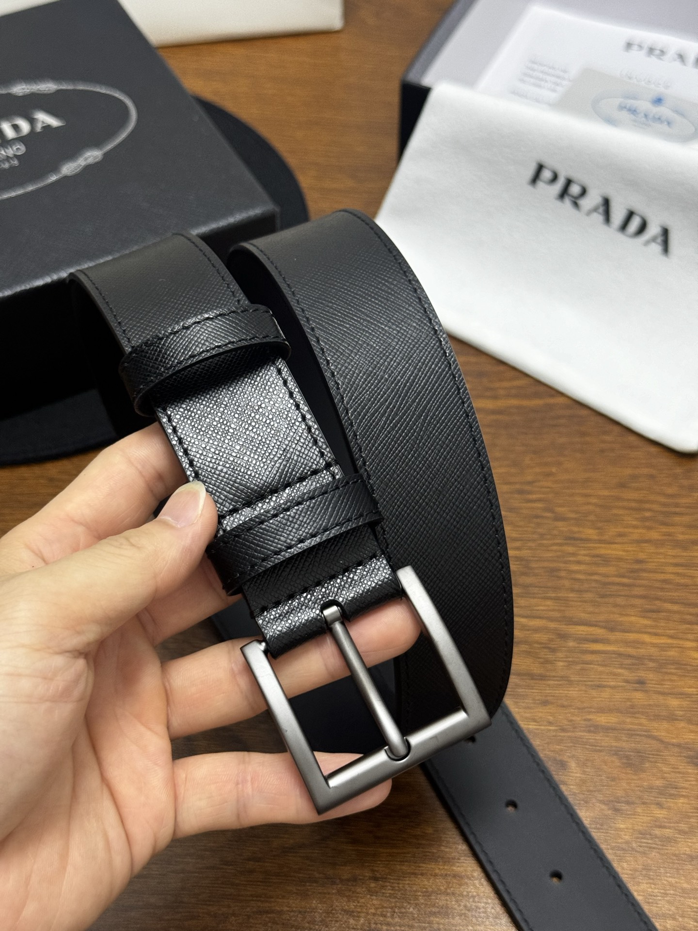 PRADA   3.5cm     黑Saffiano牛皮革腰带设计简约精致，饰有标志性的涂珐琅三角形金