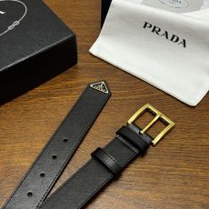 PRADA 3.5cm 黑Saffiano牛皮革腰带设计简约精致,饰有标志性的涂珐琅三角形金 PRADA 3.5cm 黑Saffiano牛皮革腰带设计简约精致,饰有标志性的涂珐琅三角形金