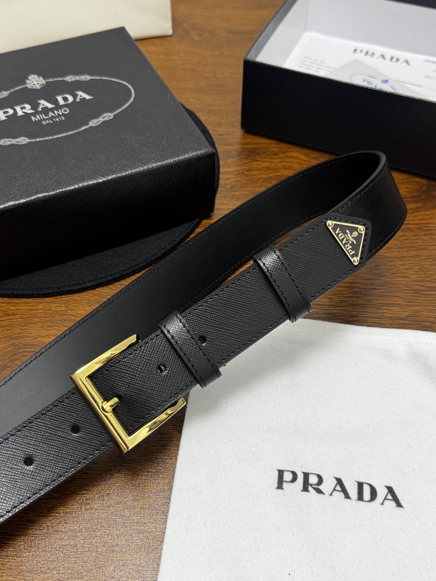 PRADA 3.5cm 黑Saffiano牛皮革腰带设计简约精致,饰有标志性的涂珐琅三角形金 PRADA 3.5cm 黑Saffiano牛皮革腰带设计简约精致,饰有标志性的涂珐琅三角形金