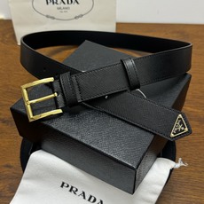 PRADA 3.5cm 黑Saffiano牛皮革腰带设计简约精致,饰有标志性的涂珐琅三角形金 PRADA 3.5cm 黑Saffiano牛皮革腰带设计简约精致,饰有标志性的涂珐琅三角形金