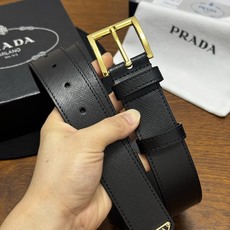 PRADA 3.5cm 黑Saffiano牛皮革腰带设计简约精致,饰有标志性的涂珐琅三角形金 PRADA 3.5cm 黑Saffiano牛皮革腰带设计简约精致,饰有标志性的涂珐琅三角形金