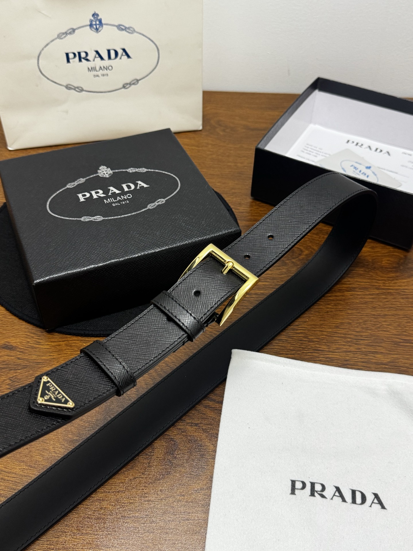 PRADA 3.5cm 黑Saffiano牛皮革腰带设计简约精致,饰有标志性的涂珐琅三角形金 PRADA 3.5cm 黑Saffiano牛皮革腰带设计简约精致,饰有标志性的涂珐琅三角形金