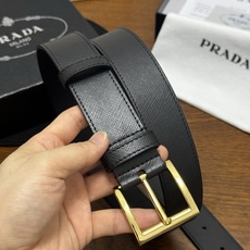 PRADA 3.5cm 黑Saffiano牛皮革腰带设计简约精致,饰有标志性的涂珐琅三角形金 PRADA 3.5cm 黑Saffiano牛皮革腰带设计简约精致,饰有标志性的涂珐琅三角形金