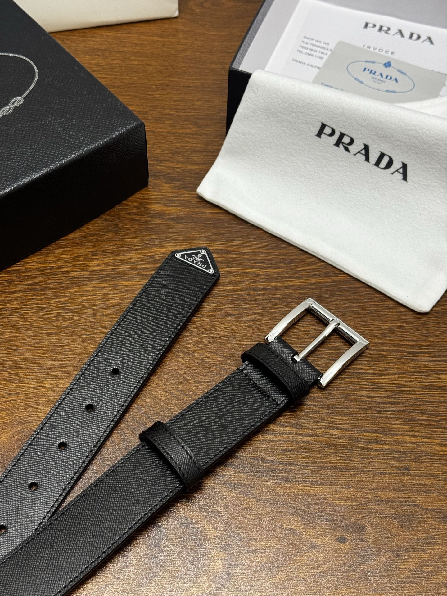 PRADA   3.5cm     黑Saffiano牛皮革腰带设计简约精致，饰有标志性的涂珐琅三角形金