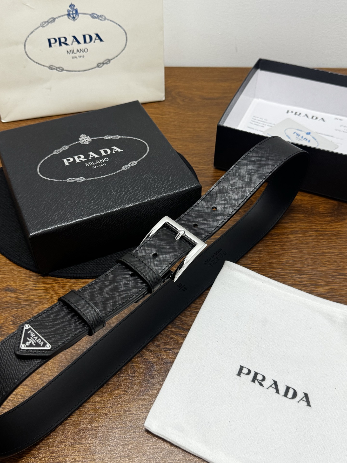 PRADA   3.5cm     黑Saffiano牛皮革腰带设计简约精致，饰有标志性的涂珐琅三角形金