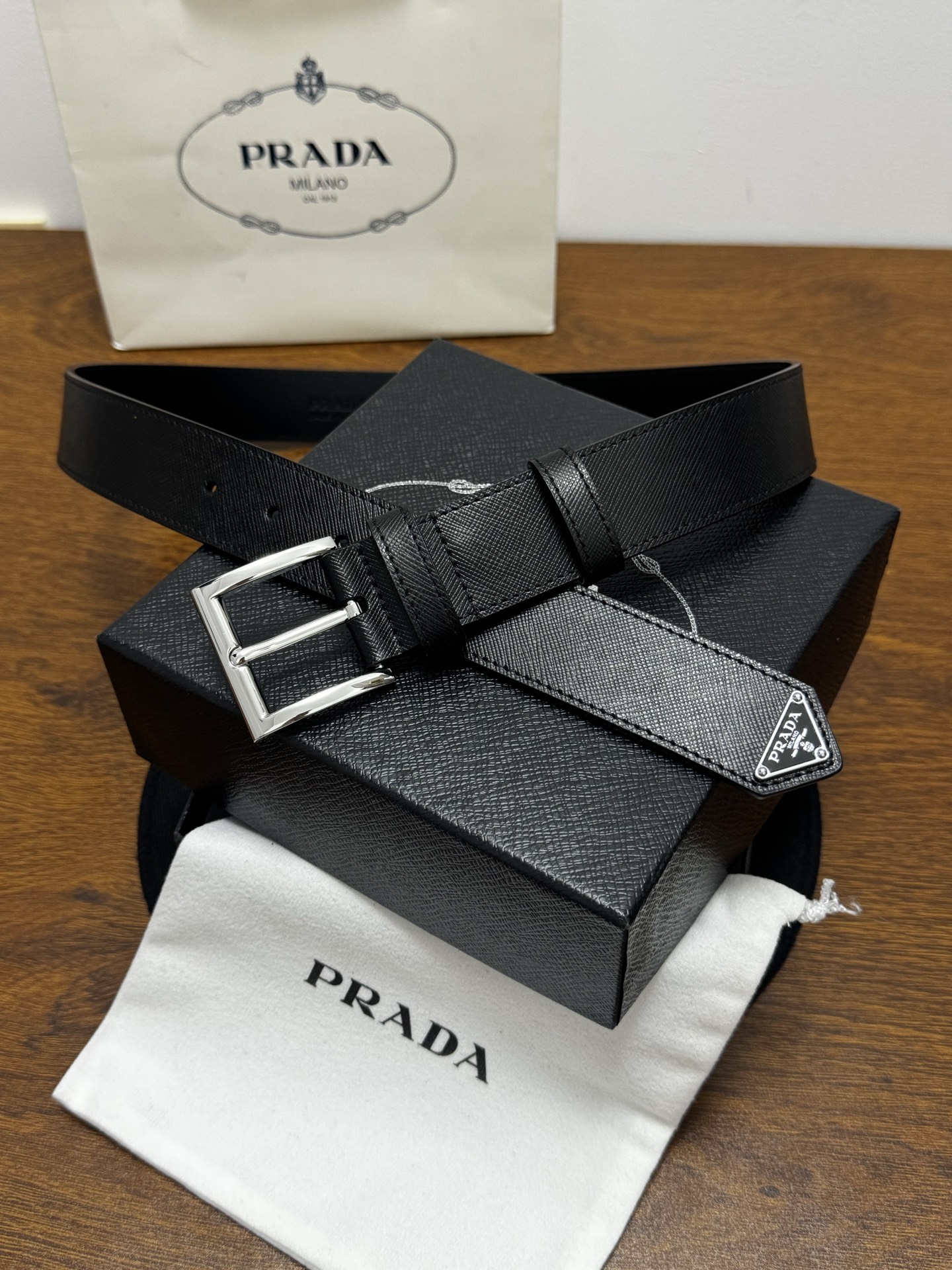 PRADA   3.5cm     黑Saffiano牛皮革腰带设计简约精致，饰有标志性的涂珐琅三角形金