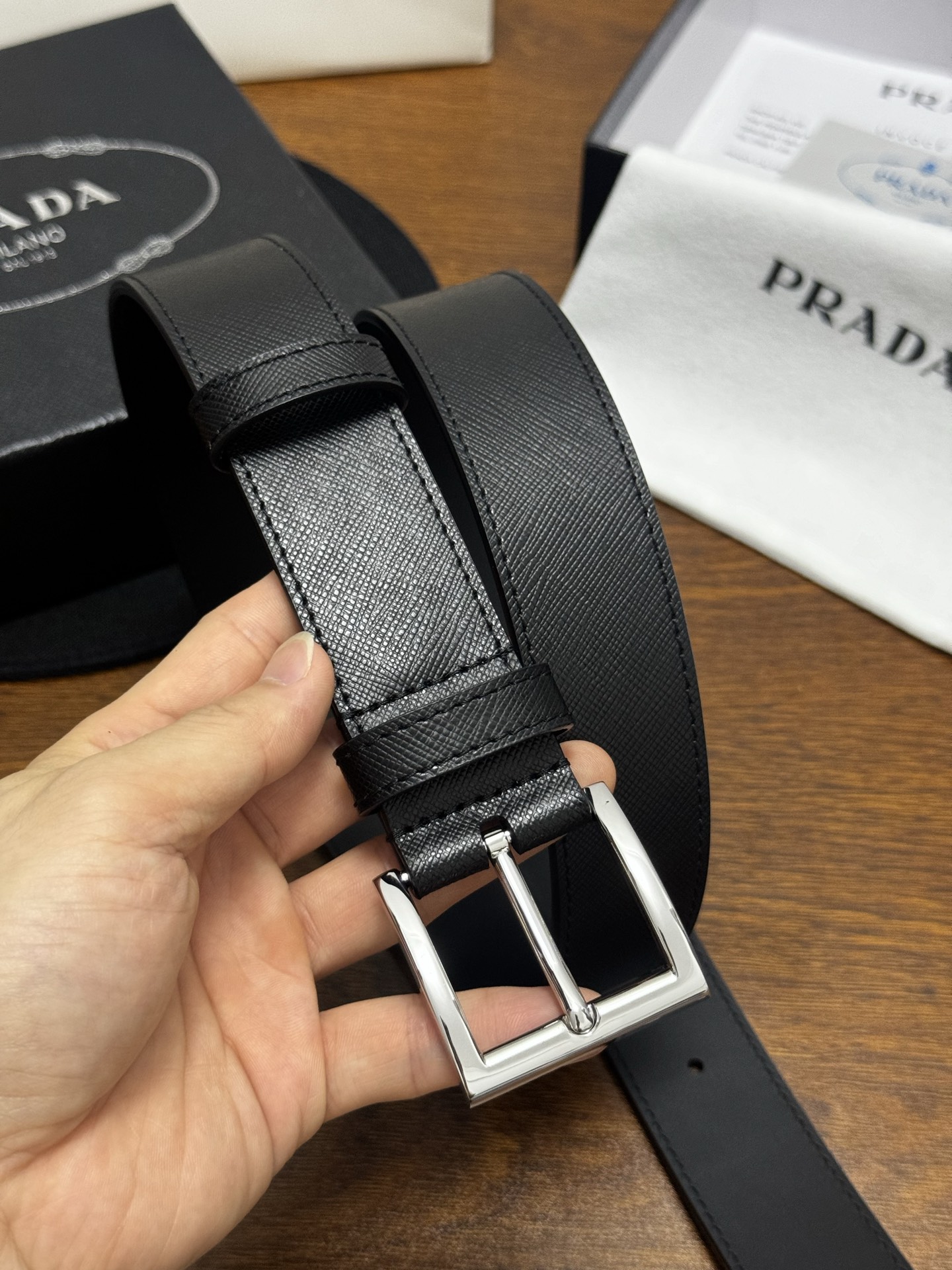 PRADA   3.5cm     黑Saffiano牛皮革腰带设计简约精致，饰有标志性的涂珐琅三角形金
