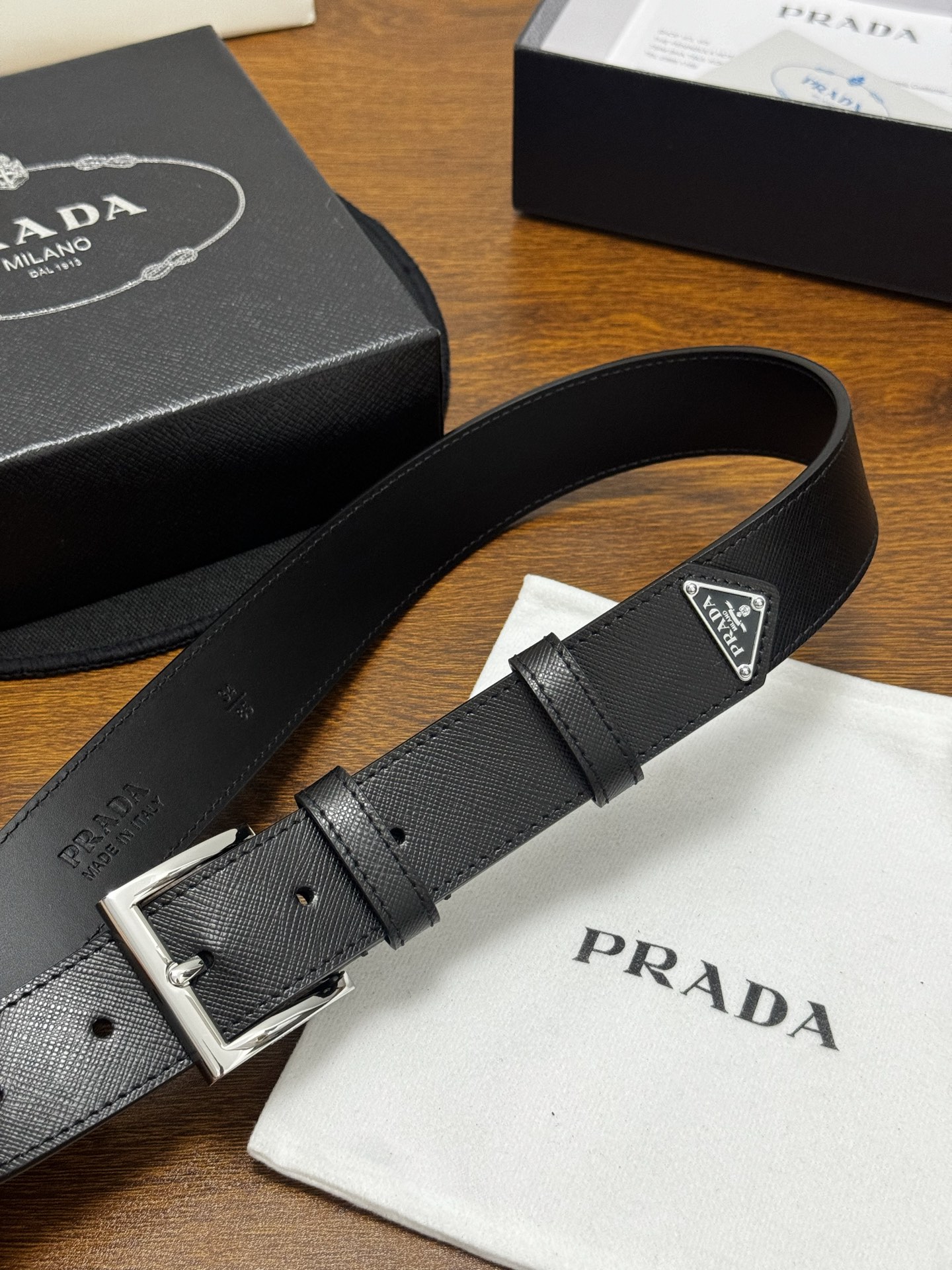 PRADA   3.5cm     黑Saffiano牛皮革腰带设计简约精致，饰有标志性的涂珐琅三角形金