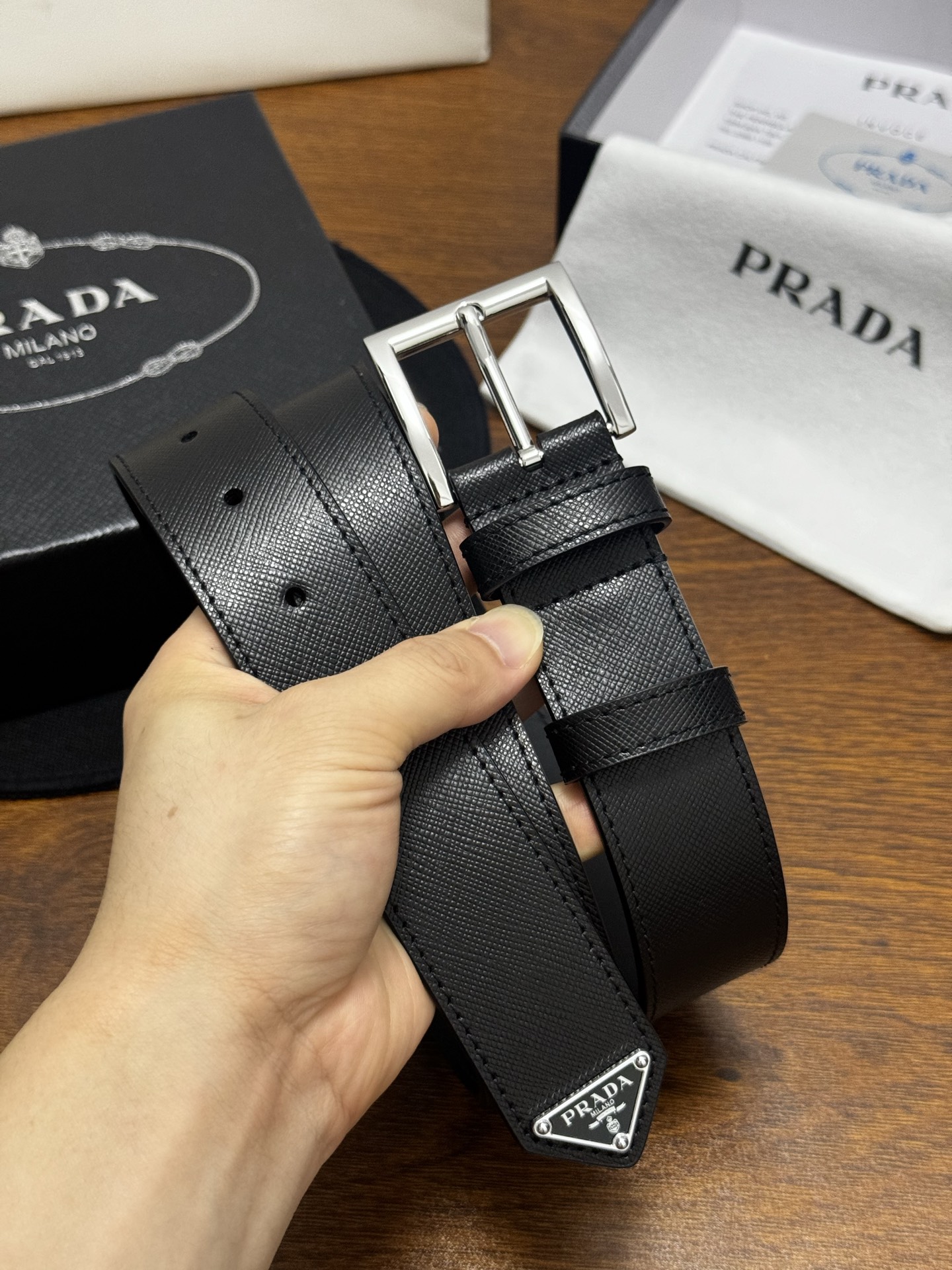 PRADA   3.5cm     黑Saffiano牛皮革腰带设计简约精致，饰有标志性的涂珐琅三角形金