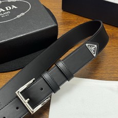 PRADA 3.5cm 黑Saffiano牛皮革腰带设计简约精致,饰有标志性的涂珐琅三角形金 PRADA 3.5cm 黑Saffiano牛皮革腰带设计简约精致,饰有标志性的涂珐琅三角形金
