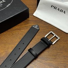PRADA 3.5cm 黑Saffiano牛皮革腰带设计简约精致,饰有标志性的涂珐琅三角形金 PRADA 3.5cm 黑Saffiano牛皮革腰带设计简约精致,饰有标志性的涂珐琅三角形金