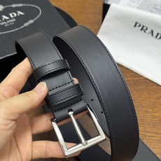 PRADA 3.5cm 黑Saffiano牛皮革腰带设计简约精致,饰有标志性的涂珐琅三角形金 PRADA 3.5cm 黑Saffiano牛皮革腰带设计简约精致,饰有标志性的涂珐琅三角形金