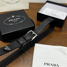 PRADA 3.5cm 黑Saffiano牛皮革腰带设计简约精致,饰有标志性的涂珐琅三角形金 PRADA 3.5cm 黑Saffiano牛皮革腰带设计简约精致,饰有标志性的涂珐琅三角形金