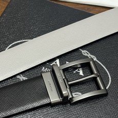 PRADA 3.5cm 黑/灰 砂枪扣十字纹牛皮革腰带设计简约精致,亮眼的金属铜质工艺扣 PRADA 3.5cm 黑/灰 砂枪扣十字纹牛皮革腰带设计简约精致,亮眼的金属铜质工艺扣