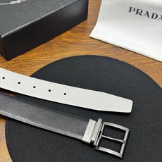 PRADA 3.5cm 黑/灰 砂枪扣十字纹牛皮革腰带设计简约精致,亮眼的金属铜质工艺扣 PRADA 3.5cm 黑/灰 砂枪扣十字纹牛皮革腰带设计简约精致,亮眼的金属铜质工艺扣