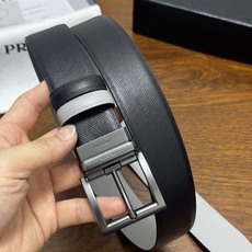 PRADA 3.5cm 黑/灰 砂枪扣十字纹牛皮革腰带设计简约精致,亮眼的金属铜质工艺扣 PRADA 3.5cm 黑/灰 砂枪扣十字纹牛皮革腰带设计简约精致,亮眼的金属铜质工艺扣