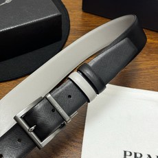 PRADA 3.5cm 黑/灰 砂枪扣十字纹牛皮革腰带设计简约精致,亮眼的金属铜质工艺扣 PRADA 3.5cm 黑/灰 砂枪扣十字纹牛皮革腰带设计简约精致,亮眼的金属铜质工艺扣