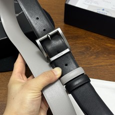 PRADA 3.5cm 黑/灰 砂枪扣十字纹牛皮革腰带设计简约精致,亮眼的金属铜质工艺扣 PRADA 3.5cm 黑/灰 砂枪扣十字纹牛皮革腰带设计简约精致,亮眼的金属铜质工艺扣