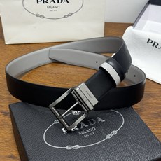 PRADA 3.5cm 黑/灰 砂枪扣十字纹牛皮革腰带设计简约精致,亮眼的金属铜质工艺扣 PRADA 3.5cm 黑/灰 砂枪扣十字纹牛皮革腰带设计简约精致,亮眼的金属铜质工艺扣