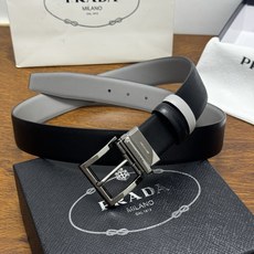 PRADA 3.5cm 黑/灰 亮枪扣十字纹牛皮革腰带设计简约精致,亮眼的金属铜质工艺扣 PRADA 3.5cm 黑/灰 亮枪扣十字纹牛皮革腰带设计简约精致,亮眼的金属铜质工艺扣