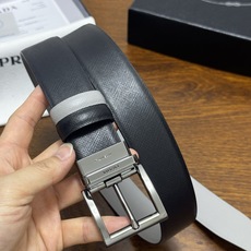 PRADA 3.5cm 黑/灰 亮枪扣十字纹牛皮革腰带设计简约精致,亮眼的金属铜质工艺扣 PRADA 3.5cm 黑/灰 亮枪扣十字纹牛皮革腰带设计简约精致,亮眼的金属铜质工艺扣