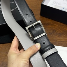PRADA 3.5cm 黑/灰 亮枪扣十字纹牛皮革腰带设计简约精致,亮眼的金属铜质工艺扣 PRADA 3.5cm 黑/灰 亮枪扣十字纹牛皮革腰带设计简约精致,亮眼的金属铜质工艺扣