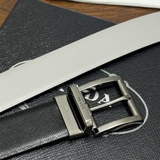 PRADA 3.5cm 黑/灰 亮枪扣十字纹牛皮革腰带设计简约精致,亮眼的金属铜质工艺扣 PRADA 3.5cm 黑/灰 亮枪扣十字纹牛皮革腰带设计简约精致,亮眼的金属铜质工艺扣