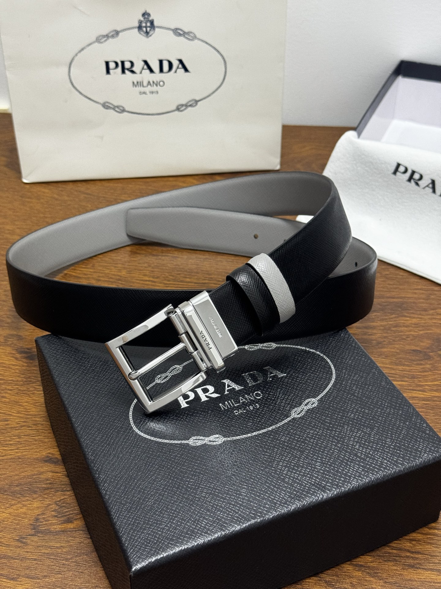 PRADA   3.5cm     黑/灰   亮银扣十字纹牛皮革腰带设计简约精致，亮眼的金属铜质工艺扣