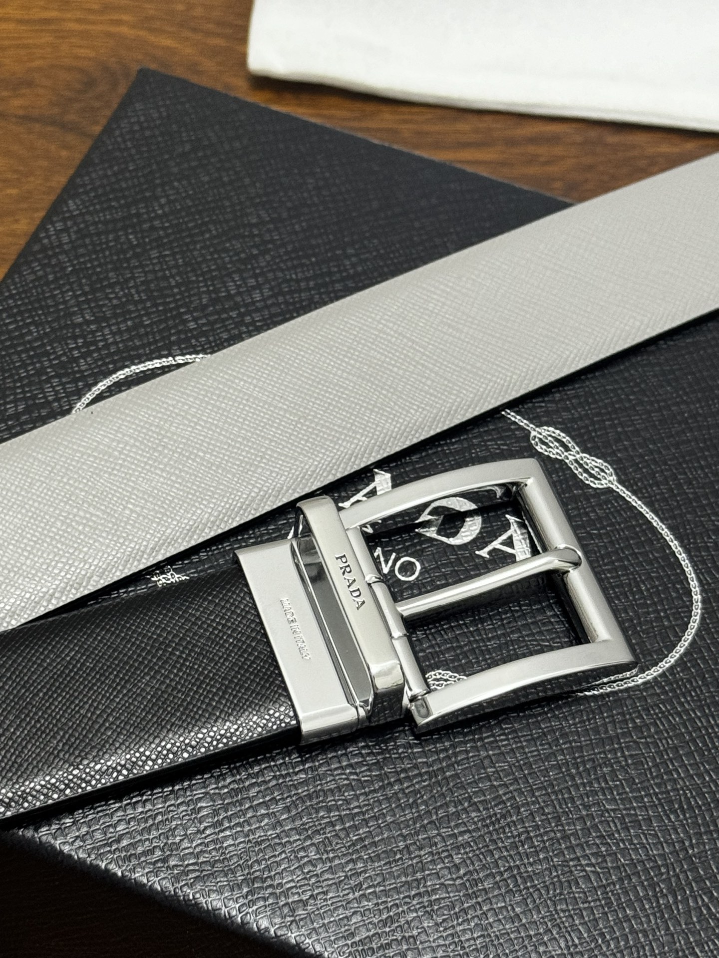 PRADA   3.5cm     黑/灰   亮银扣十字纹牛皮革腰带设计简约精致，亮眼的金属铜质工艺扣