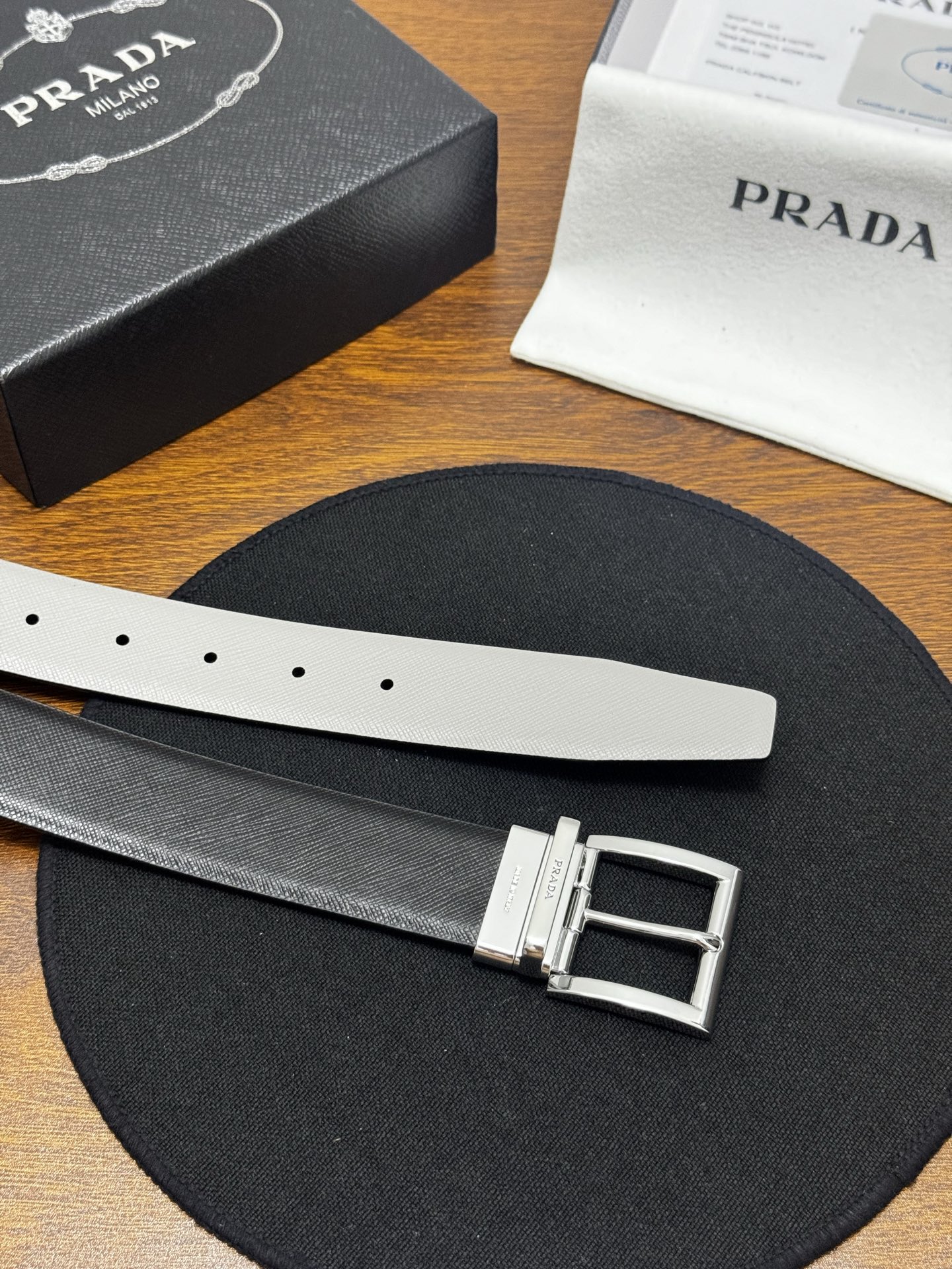 PRADA   3.5cm     黑/灰   亮银扣十字纹牛皮革腰带设计简约精致，亮眼的金属铜质工艺扣