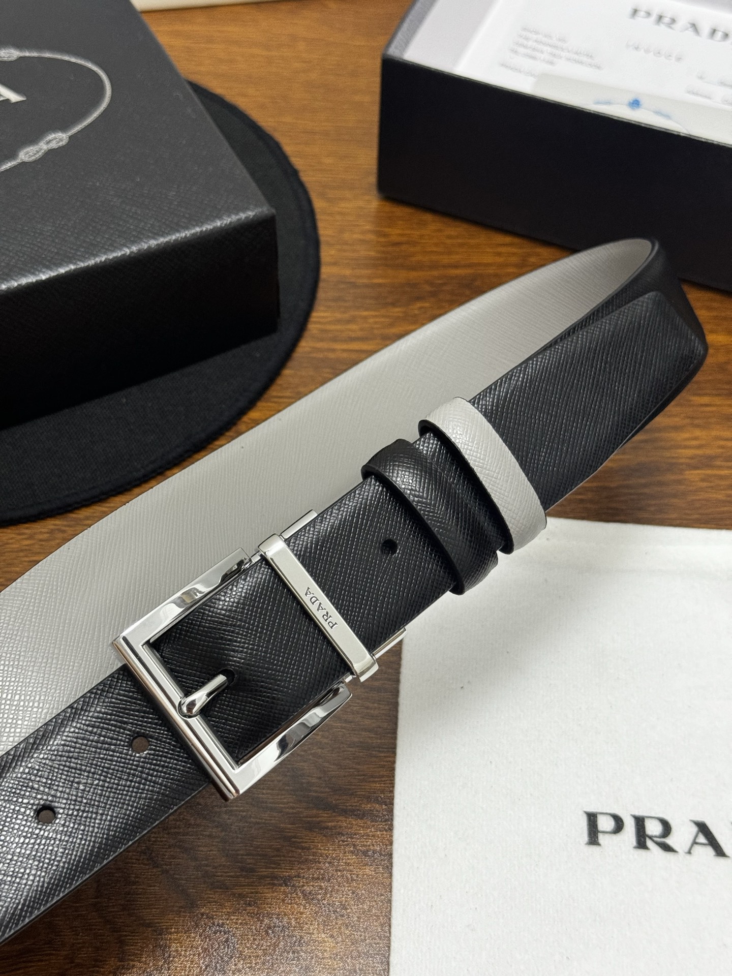 PRADA   3.5cm     黑/灰   亮银扣十字纹牛皮革腰带设计简约精致，亮眼的金属铜质工艺扣