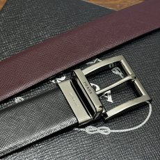 PRADA 3.5cm 黑/枣红 亮枪扣十字纹牛皮革腰带设计简约精致,亮眼的金属铜质工艺 PRADA 3.5cm 黑/枣红 亮枪扣十字纹牛皮革腰带设计简约精致,亮眼的金属铜质工艺